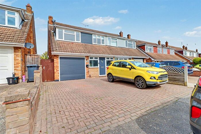 4 Bedroom Semi Detached House For Sale In Saxon Close, Wickford, SS11