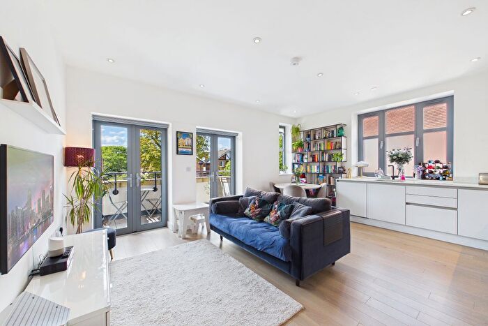 2 Bedroom Flat For Sale In Holden Road, North Finchley, N12