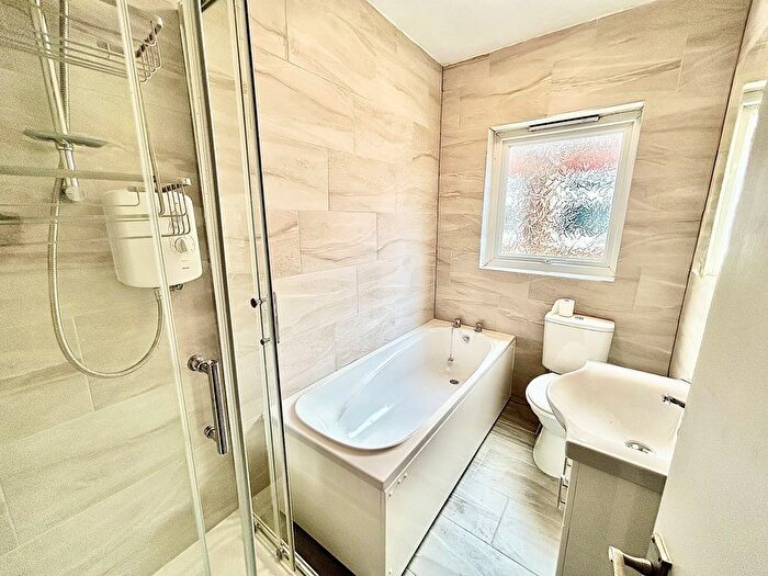3 Bedroom Flat To Rent In Brettenham Road, London, E17