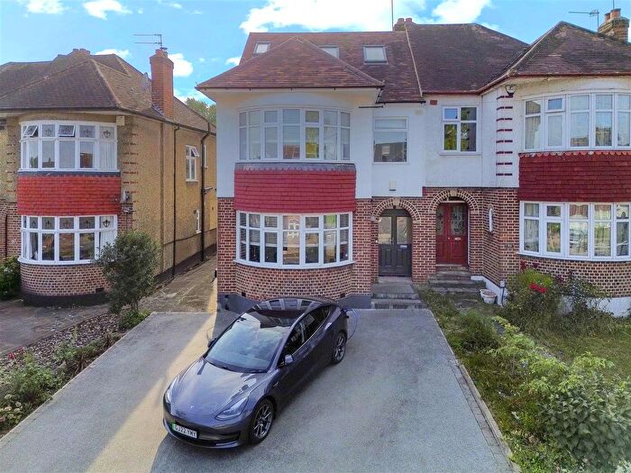 4 Bedroom Semi-detached House For Sale In Oakwood Avenue, Southgate, N14