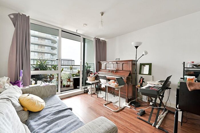 1 Bedroom Flat For Sale In Great West Quarter, Brentford, TW8