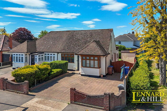 3 Bedroom Chalet For Sale In Blackshots Lane, Grays, RM16