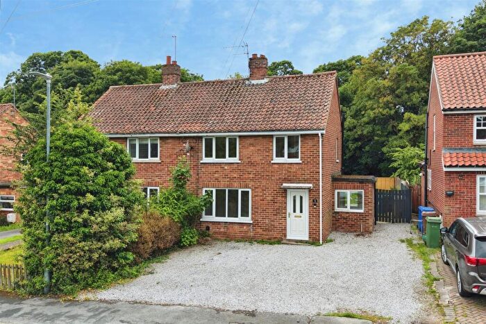 3 Bedroom Semi Detached House For Sale In Plantation Drive, North Ferriby, HU14