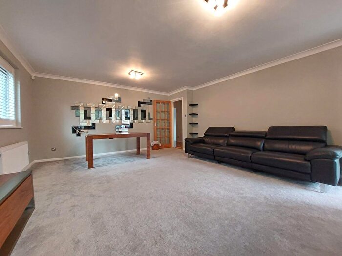 2 Bedroom Flat To Rent In Barnes Court, East Barnet, EN5