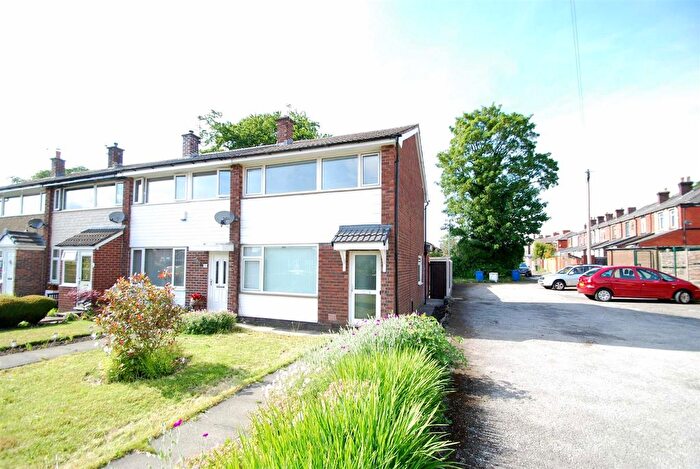 3 Bedroom Town House To Rent In Lostock Drive, Limefield, BL9