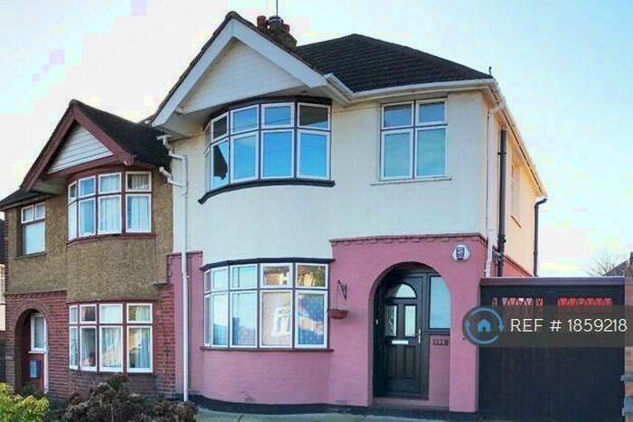 3 Bedroom Semi-Detached House To Rent In Somerset Avenue, Luton, LU2