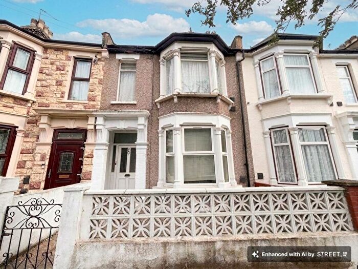 2 Bedroom Flat To Rent In Warren Road, London, E10