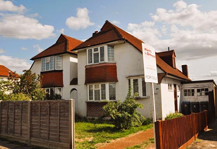 3 Bedroom Detached House For Sale In Amberwood Rise, New Malden, KT3