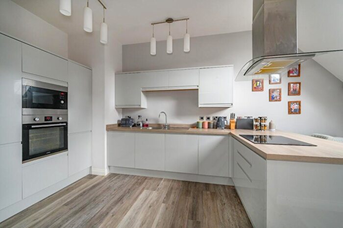 3 Bedroom Town House For Sale In Priestley Manor, Leeds, LS27