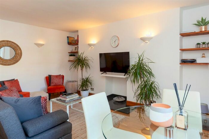 1 Bedroom Flat To Rent In Brompton Square, Knightsbridge, London, SW3