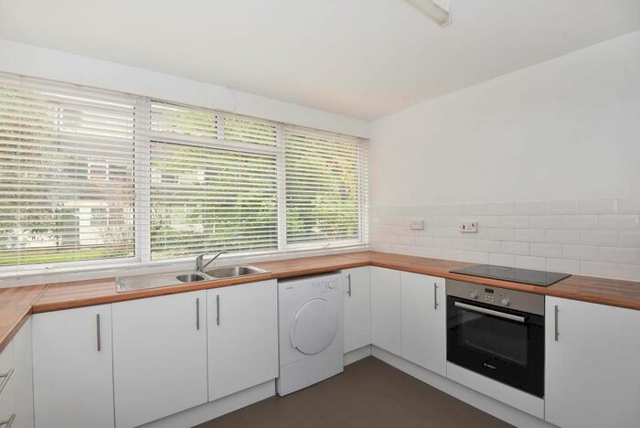 3 Bedroom Town House To Rent In Mill Close, Wokingham, RG41
