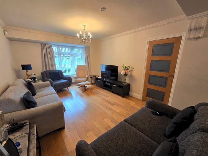 3 Bedroom Semi-Detached House To Rent In Hewens Road, Hayes, UB4