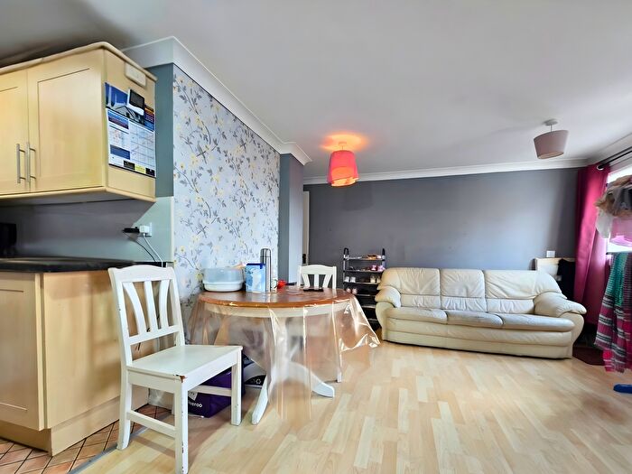 1 Bedroom Flat To Rent In Oak Crescent, London, E16