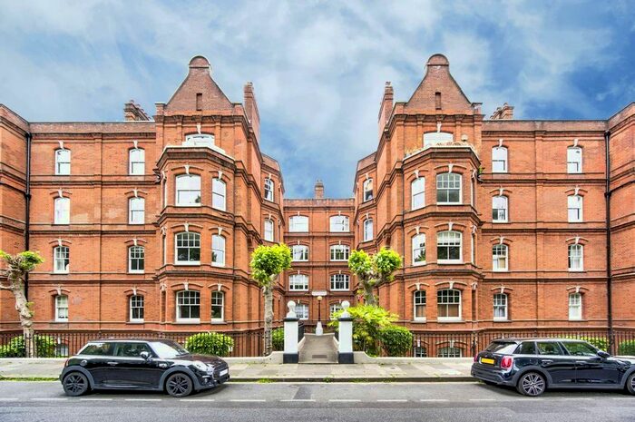3 Bedroom Flat To Rent In Queens Club Gardens, West Kensington, London, W14