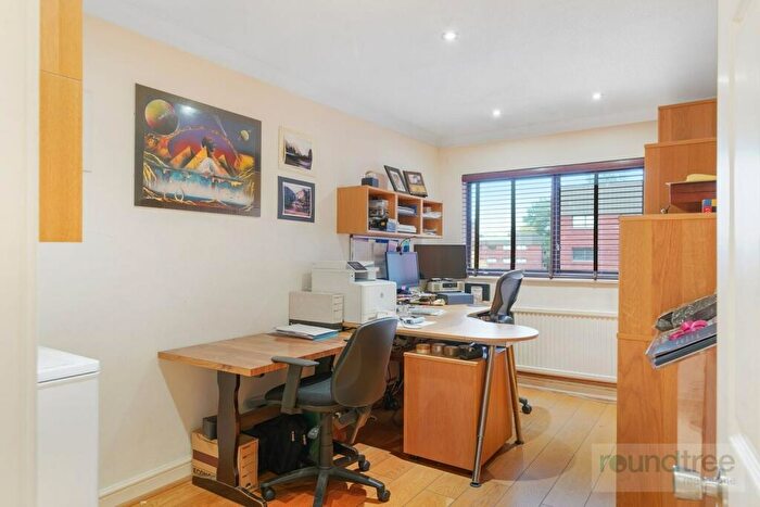 4 Bedroom Apartment For Sale In Spencer Close, Finchley, N3