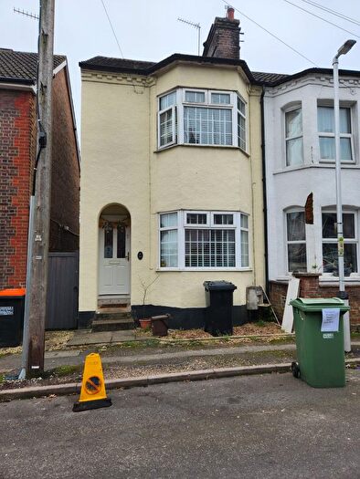 2 Bedroom Semi-Detached House To Rent In Waterlow Road, Dunstable, LU6