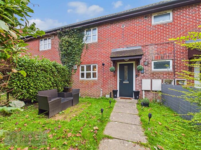 1 Bedroom Maisonette To Rent In Dingle Close, Crawley, RH11