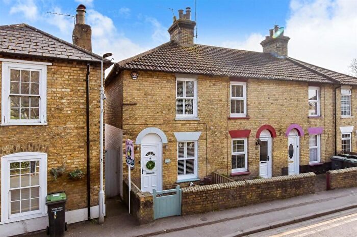 2 Bedroom End Of Terrace House For Sale In Rochester Road, Aylesford, Kent, ME20