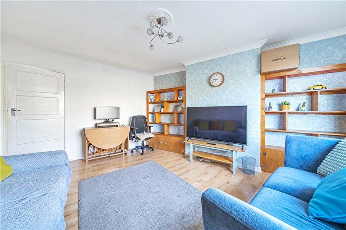 1 Bedroom Apartment For Sale In Wyndham Road, London, SE5