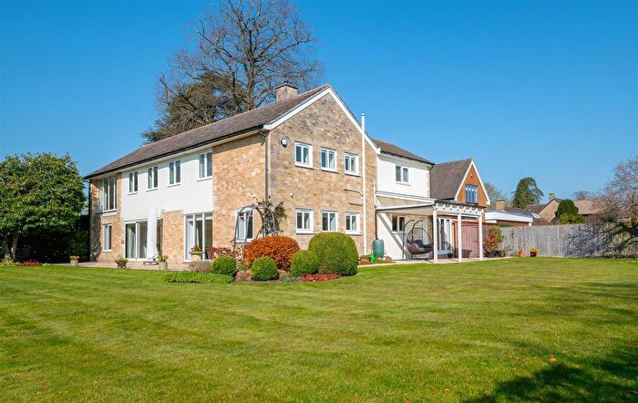 4 Bedroom Detached House For Sale In Cadogan Park, Woodstock, OX20