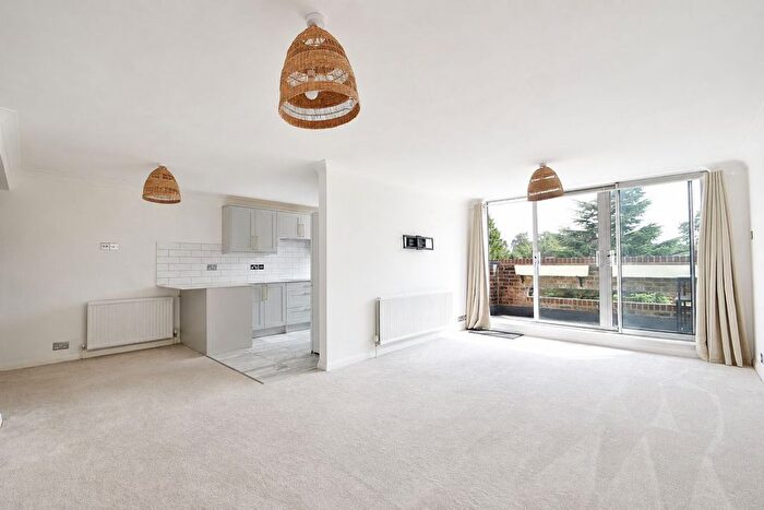 2 Bedroom Flat To Rent In Stroudwater Park, Weybridge, KT13
