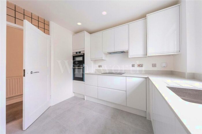 3 Bedroom Apartment To Rent In Lyttelton Road, London, N2