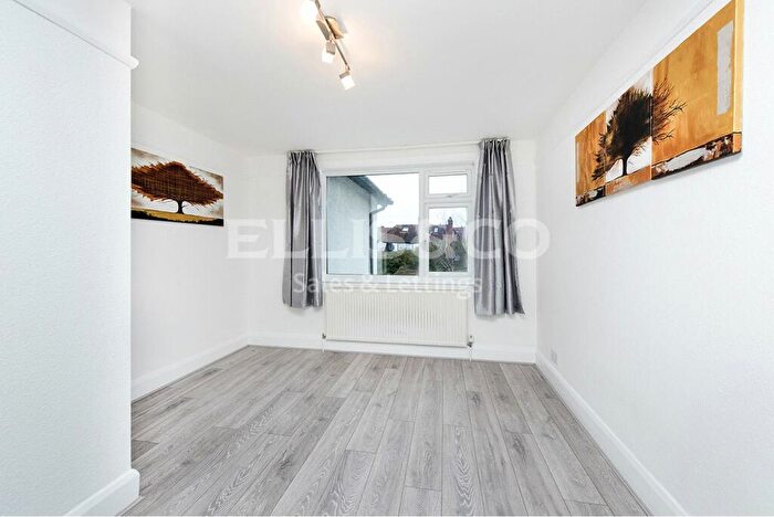 2 Bedroom Apartment For Sale In St Georges Road, Temple Fortune, NW11