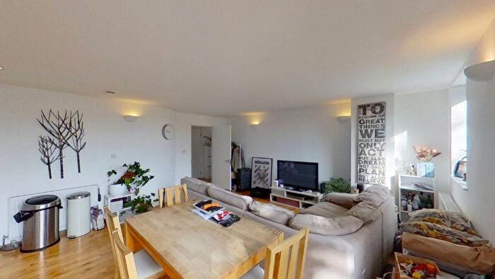 3 Bedroom Flat For Sale In Queensbridge Road, Haggerston, London, E8