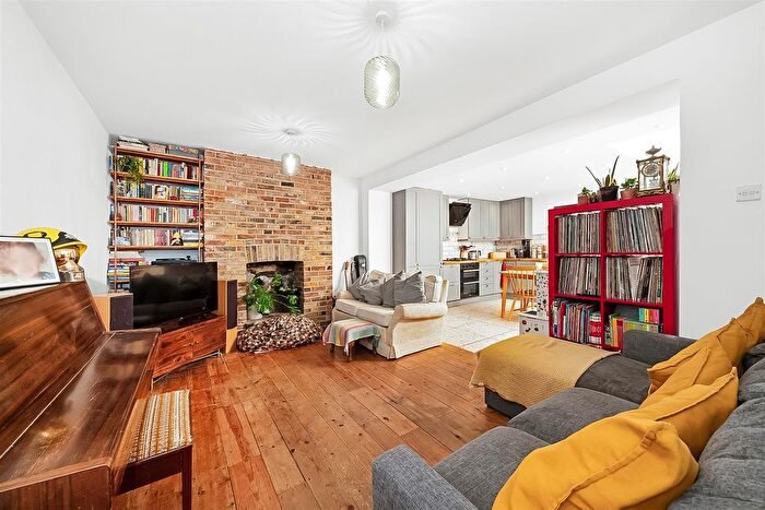 2 Bedroom Flat For Sale In Lausanne Road, Nunhead, London, SE15