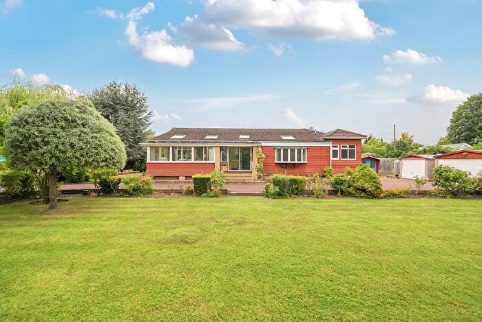 4 Bedroom Bungalow For Sale In Towpath, Shepperton, TW17
