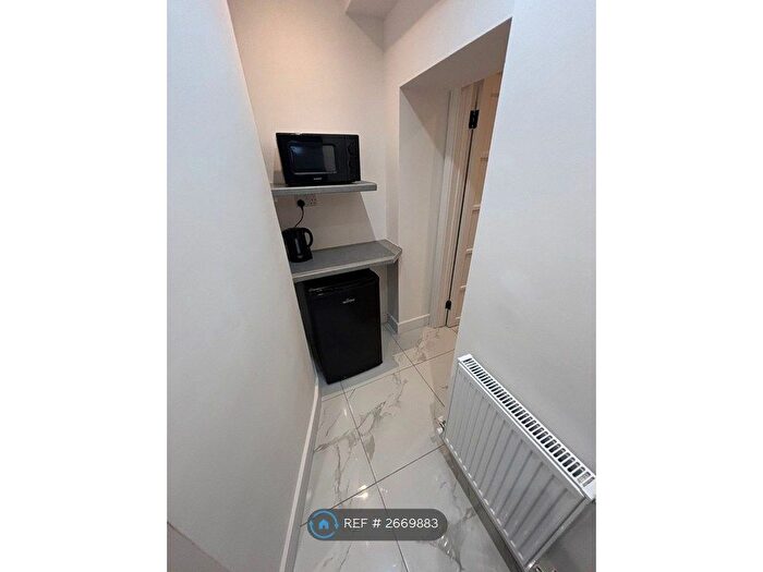 Studio To Rent In London, London, SW19