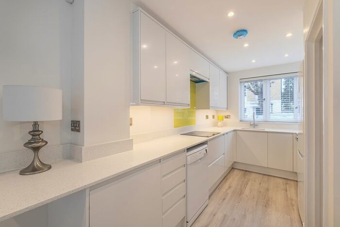 3 Bedroom Town House To Rent In Tabor Grove, London, SW19