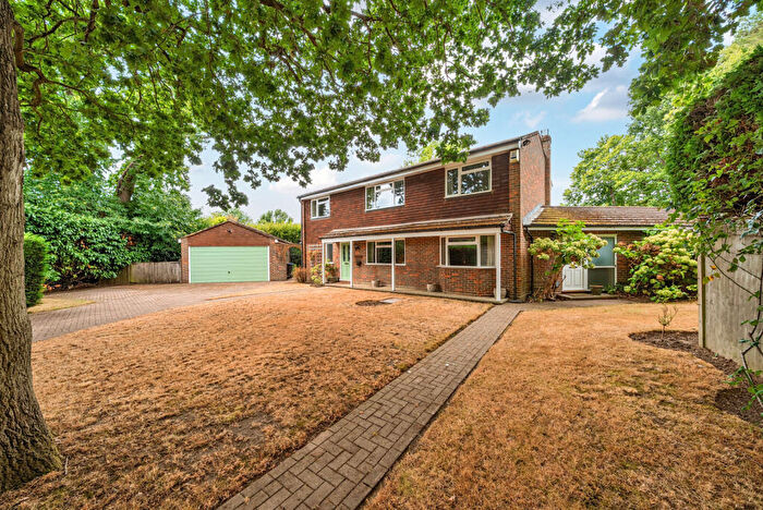 5 Bedroom Detached House For Sale In Dinsdale Close, Woking, GU22