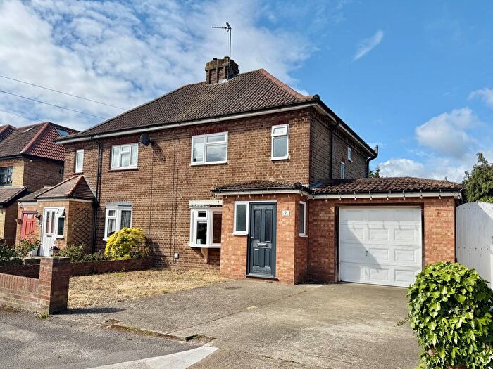 4 Bedroom Semi Detached House For Sale In Barnacre Close, Uxbridge, UB8