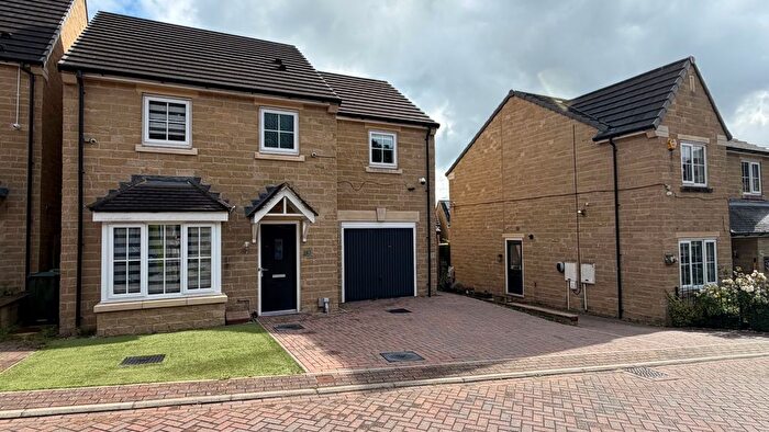 4 Bedroom Detached House For Sale In Harrowins Farm Drive, Bradford, BD13
