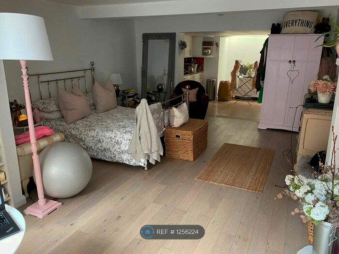 Studio To Rent In Broad Street, Teddington TW11