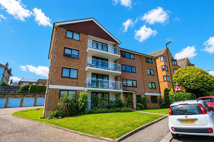 2 Bedroom Flat For Sale In St. Helens Park Road, Hastings, TN34
