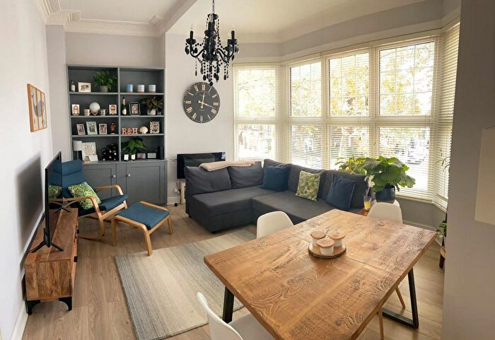 2 Bedroom Flat To Rent In Evelyn Mansions, Kew Road, TW9