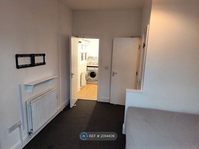 1 Bedroom Flat To Rent In Woodborough Road, Nottingham, NG3