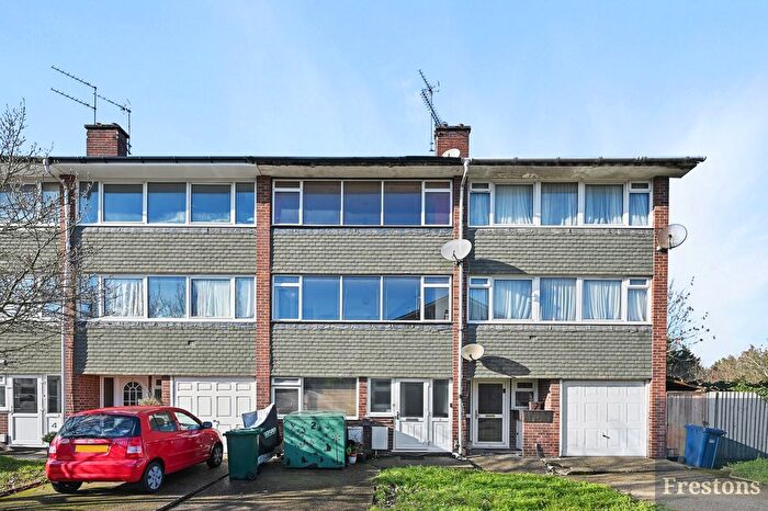 3 Bedroom Terraced House For Sale In Doggetts Close, East Barnet, EN4