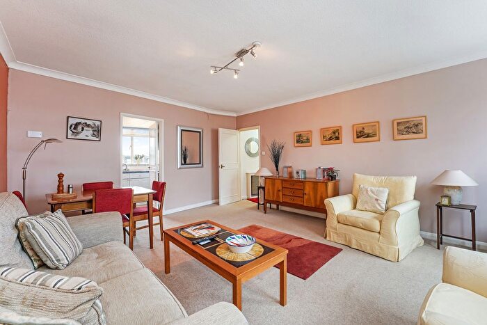 1 Bedroom Flat To Rent In Courtfield Gardens, Earls Court, London, SW5