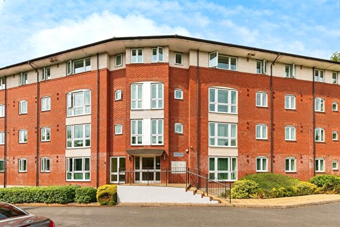2 Bedroom Apartment For Sale In North Drive, Hatfield, AL9