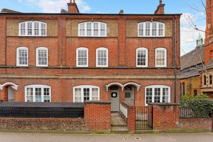 3 Bedroom Flat To Rent In Magdalen Road, London, SW18