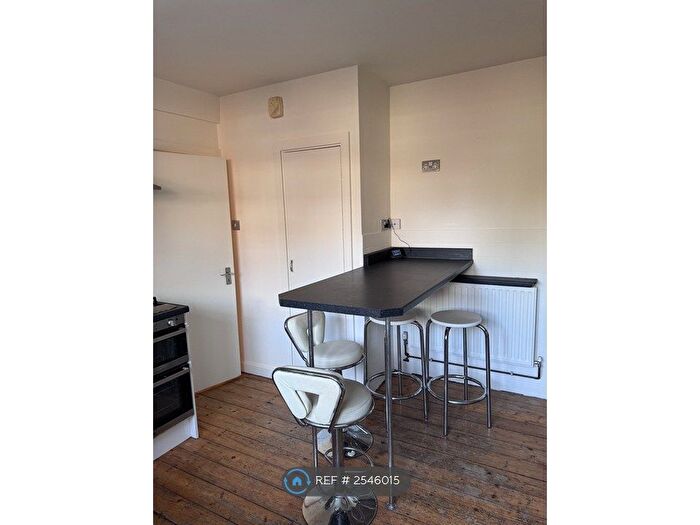 2 Bedroom Flat To Rent In Amesbury Avenue, London, SW2