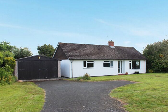 3 Bedroom Bungalow For Sale In Oldwood Bungalow, Oldwood, WR15