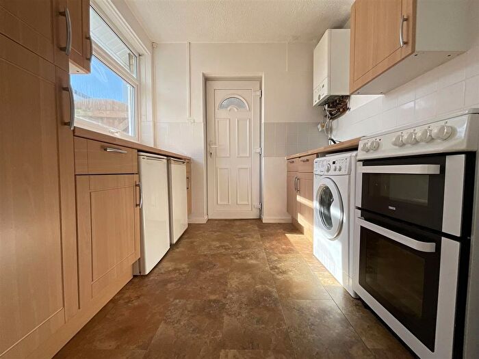 2 Bedroom Semi-detached Bungalow For Sale In Byward Drive, Scarborough, YO12