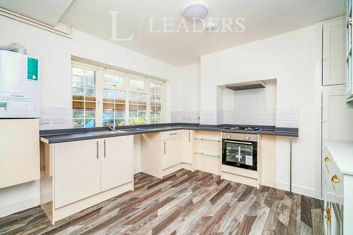 3 Bedroom Flat To Rent In Addis Square, Portswood Road, SO17