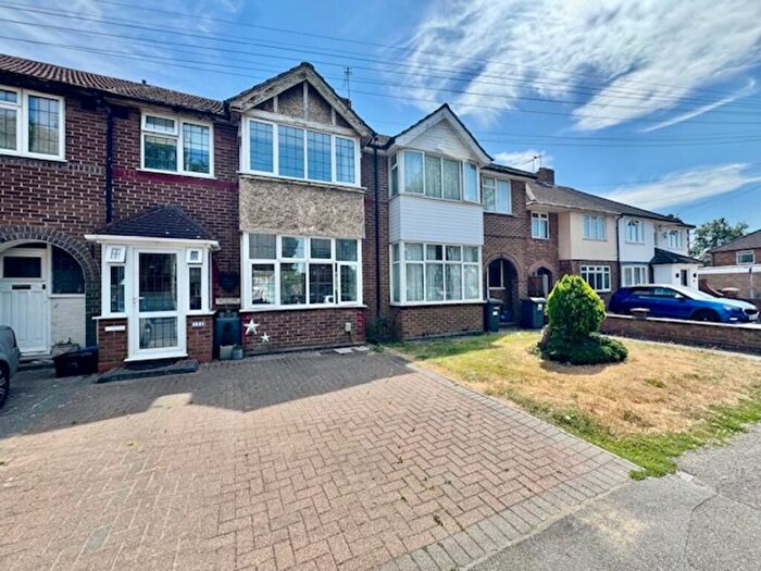 3 Bedroom Terraced House For Sale In Putteridge Road, Luton, LU2