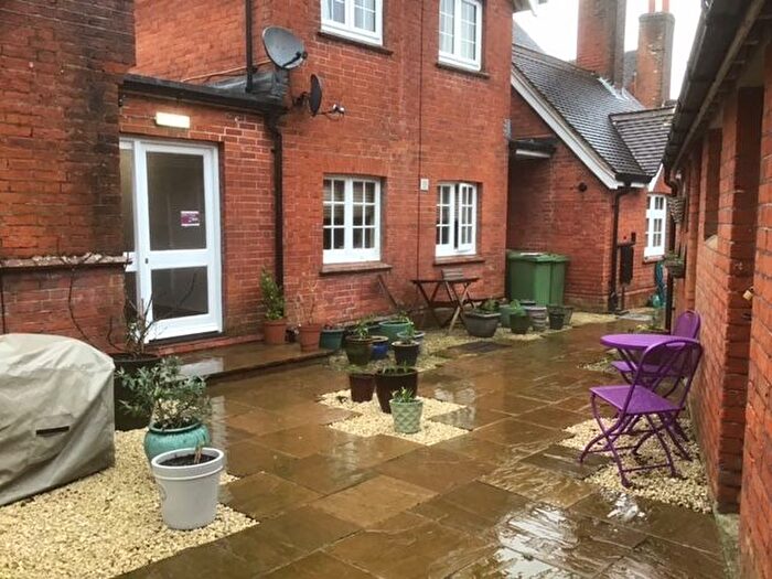 2 Bedroom Flat To Rent In Bank Street, Bishops Waltham, SO32