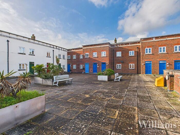 2 Bedroom Flat For Sale In Wedgewood Street, Aylesbury, HP19
